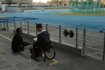 Два спортсмена-инвалида обсуждают за буфетом в спортивном зале — стоковое фото