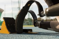 Disabled athlete getting ready for the race on a running track — Stock Photo