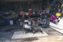Pièces de moto dans garage de réparation — Photo de stock