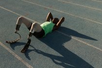 Втомлений спортсмен розслабляється на біговій доріжці — стокове фото