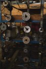 Primer plano de las piezas de la máquina en la industria de fabricación de cuerdas - foto de stock
