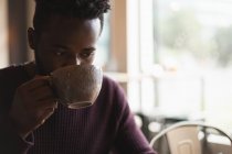 Nahaufnahme eines Mannes beim Kaffee im Café — Stockfoto