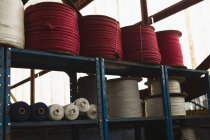Rouleau de corde disposé dans le support de palette à l'industrie de fabrication de corde — Photo de stock
