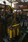 Primer plano de la máquina de rollos de hilo en la industria de fabricación de cuerdas - foto de stock