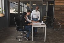 Führungskräfte diskutieren über Blaudruck im Büro — Stockfoto