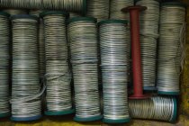 Primer plano de los rollos de rosca dispuestos en la industria de fabricación de cuerdas - foto de stock