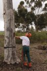 Rückansicht des Waldarbeiters beim Baumfällen im Wald — Stockfoto