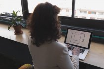 Esecutivo femminile che lavora sul computer portatile a tavola in ufficio — Foto stock