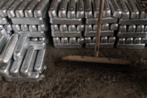Nahaufnahme von Bleiplatten in der Werkstatt — Stockfoto