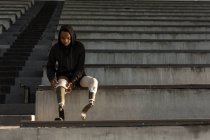 Junge Behindertensportlerin trägt Beinprothese in Sportstätte — Stockfoto