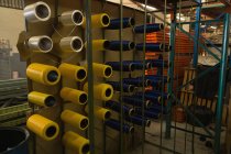 Rollos de rosca dispuestos en rack en la industria de fabricación de cuerdas - foto de stock