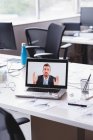Reunião de videoconferência no laptop no escritório — Fotografia de Stock