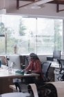 Empresários concentrados que trabalham no escritório — Fotografia de Stock