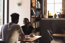 Glückliches Paar interagiert miteinander im Café — Stockfoto