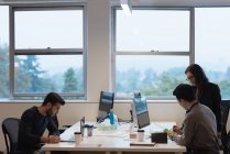 Konzentrierte Geschäftsleute, die im Büro arbeiten — Stockfoto