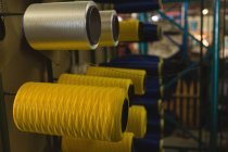 Primer plano del rollo de rosca dispuesto en rack en la industria de fabricación de cuerdas - foto de stock