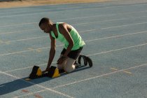 Atleta disabile che si prepara per la gara su pista — Foto stock