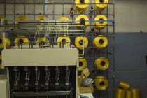 Rollo de rosca arreglado en estante para paletas en la industria de fabricación de cuerdas - foto de stock