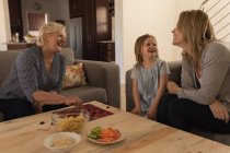 Famiglia multi-generazione che interagisce tra loro in soggiorno a casa — Foto stock
