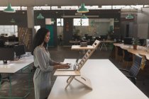 Жінка-виконавця, що працює на ноутбуці в офісі — стокове фото