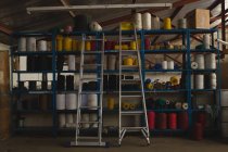 Rotolo di corda organizzato in scaffale per pallet nell'industria della produzione di corde — Foto stock