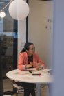 Imprenditrice che mostra tablet digitale invisibile al suo collega in ufficio — Foto stock