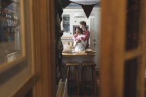 Пара обіймає один одного на кухні вдома — стокове фото