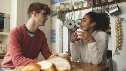 Paar trinkt zu Hause Kaffee in der Küche — Stockfoto