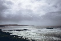 Praia bonita sob céu dramático em County Cork, Província de Munster, Irlanda . — Fotografia de Stock