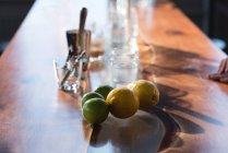 Close-up de frutas cítricas e bebida alcoólica em vidro — Fotografia de Stock