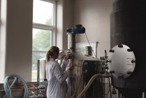 Работницы проверяют качество джина на заводе — стоковое фото