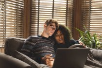 Пара с ноутбуком в гостиной на дому — стоковое фото