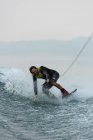 Extremsportler beim Wakeboarden im Flusswasser — Stockfoto