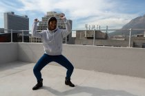 Hermosa mujer casual bailando hip hop en la terraza . - foto de stock