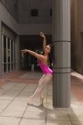 Hermosa bailarina urbana practicando danza en la ciudad . - foto de stock