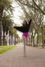 Belle danseuse urbaine pratiquant la danse en ville . — Photo de stock