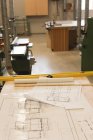 Planos e instrumentos de medida en la mesa del taller - foto de stock