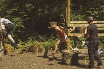 Вмістити людей тренуватися над перешкодами в таборі для завантаження — стокове фото