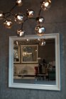 Spiegelung der Küche im Spiegel im Café — Stockfoto
