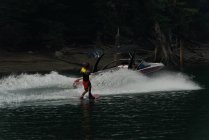 Atleta masculino extremo wakeboarding na água do rio — Fotografia de Stock