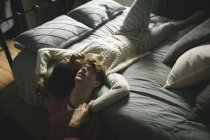 Jeune couple se détendre dans la chambre à coucher à la maison — Photo de stock