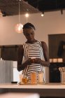 Frau schreibt SMS auf Handy in Café — Stockfoto