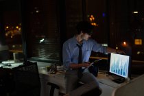 Männliche Führungskräfte arbeiten nachts am Schreibtisch im Büro — Stockfoto