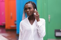 Primer plano de la mujer joven de moda hablando por teléfono móvil - foto de stock
