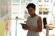 Business executive femminile con tablet digitale in ufficio . — Foto stock