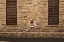 Dançarina de balé urbano graciosa dançando na cidade . — Fotografia de Stock