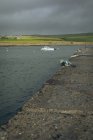 Barco a motor na água do rio na praia em County Cork, Província de Munster, Irlanda . — Fotografia de Stock
