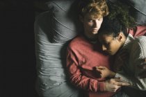 Молодая пара спит в спальне на дому — стоковое фото