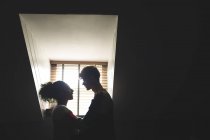 Jeune couple embrassant à la maison — Photo de stock
