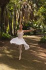 Bella ballerina di balletto urbano che balla nel parco
. — Foto stock